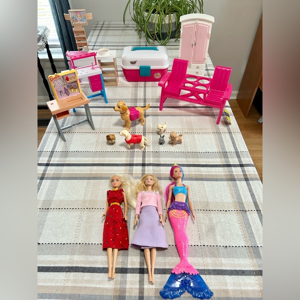 Barbie lot of 15 dolls/furniture/carry case/dresser/new bench girl toys animals